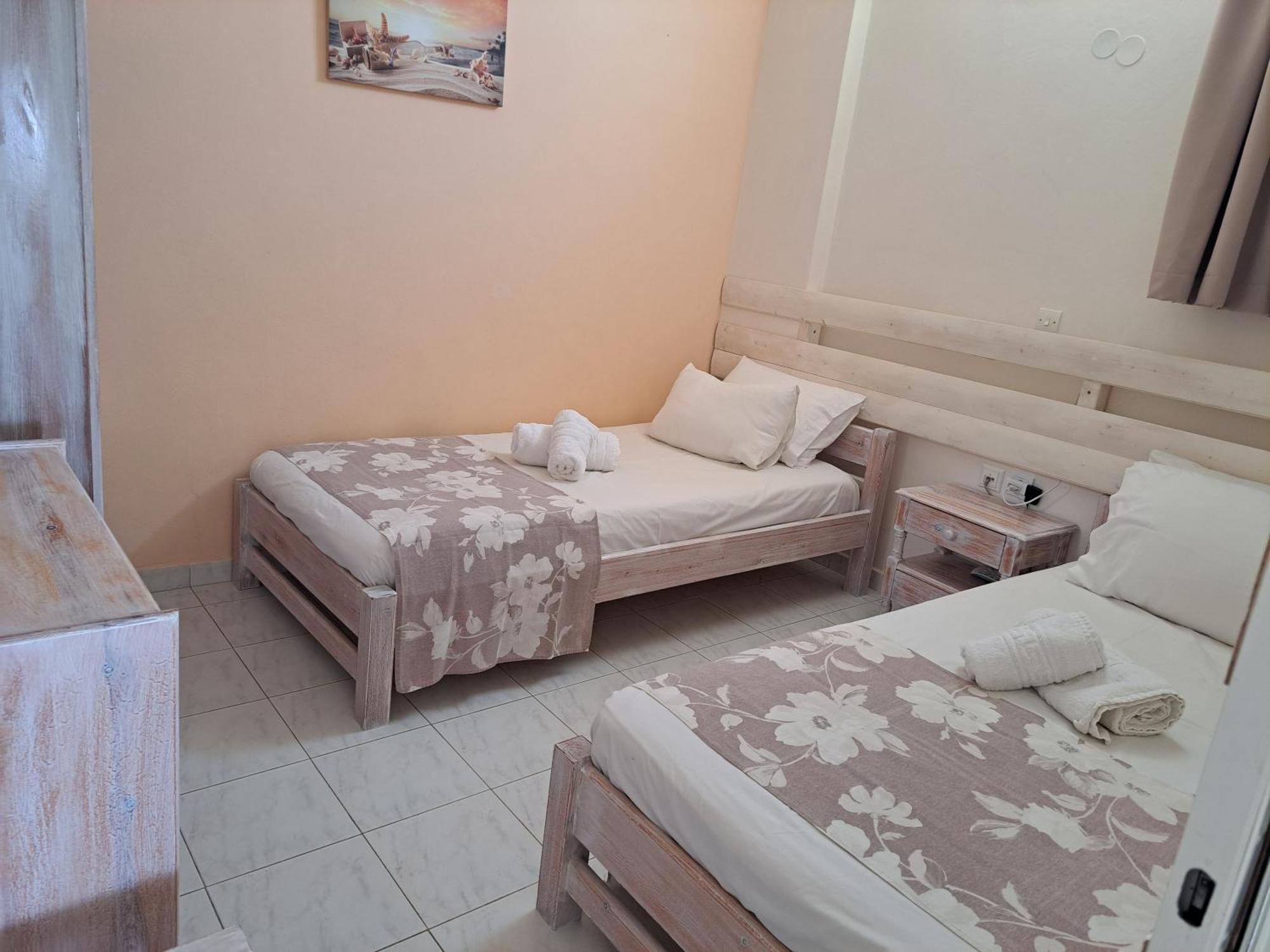 Peaceful Bay Hotel Megas Gialos - Nites Bilik gambar